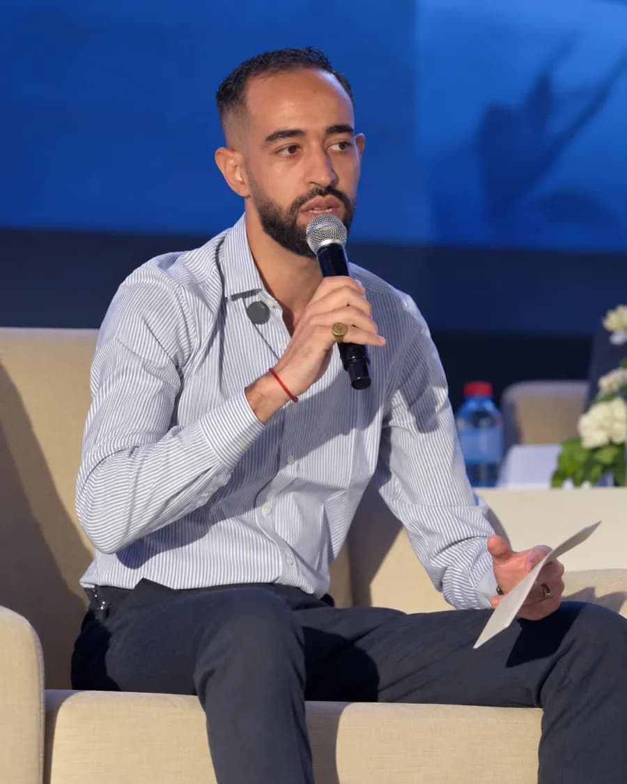 Portrait de Hamza EL HINANI, expert IA au Maroc et fondateur de Hunter BI, prenant la parole au micro.